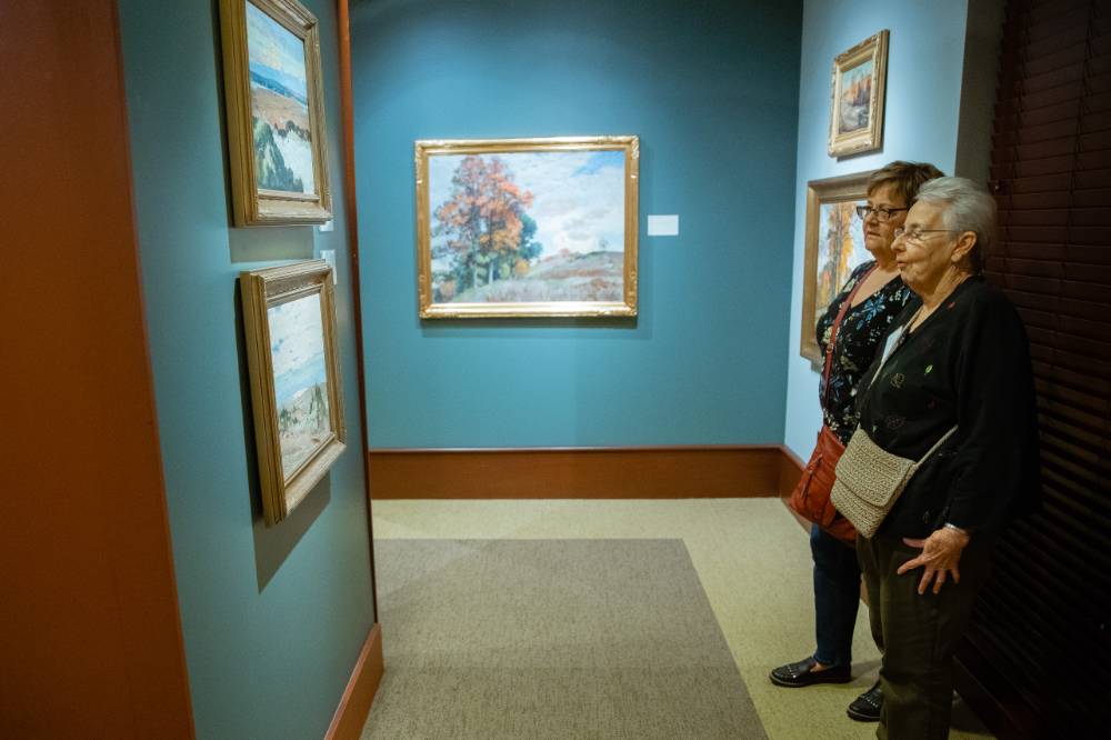 Guests admiring paintings at Friends of Alten 2018